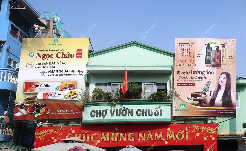 Biển quảng cáo đặt tại khu vực cổng chợ.