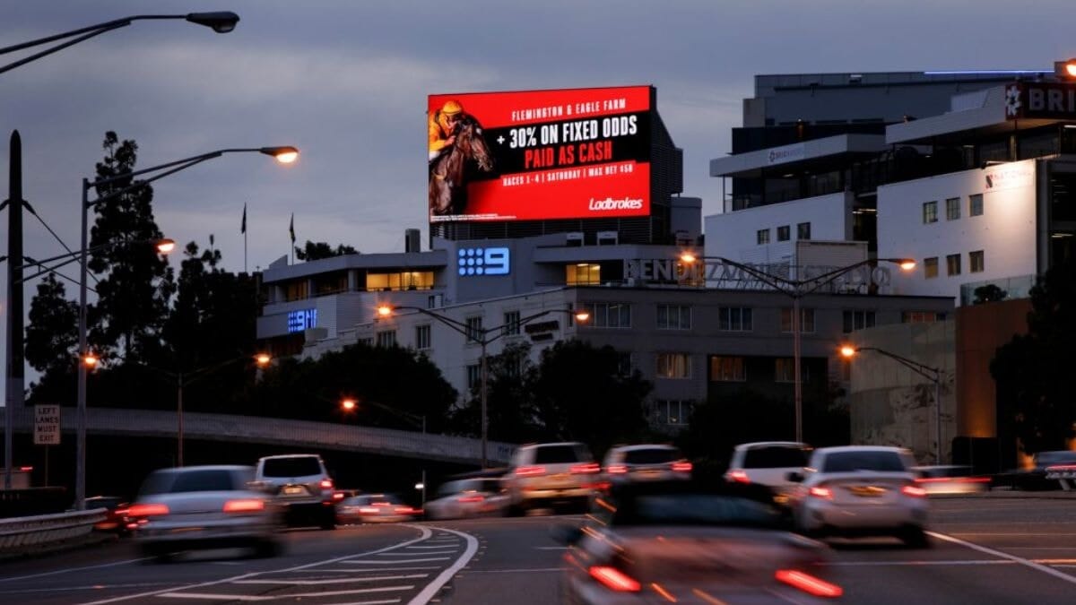 Các Hình Thức Quảng Cáo Trên Nóc Tòa Nhà- Biển Quảng Cáo Pano/Billboard