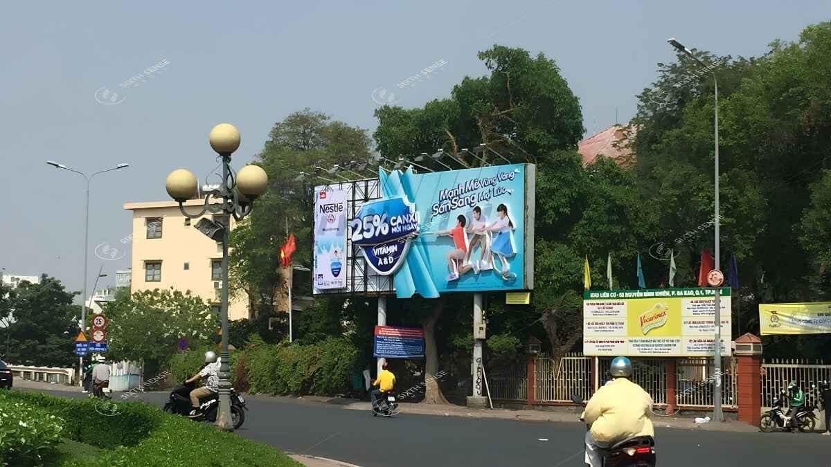 Sai Lầm Thường Gặp Khi Lựa Chọn Kích Thước Bảng Hiệu Ngoài Trời- Không Tính Toán Tải Trọng, Độ Nhô Và Vị Trí Lắp Đặt