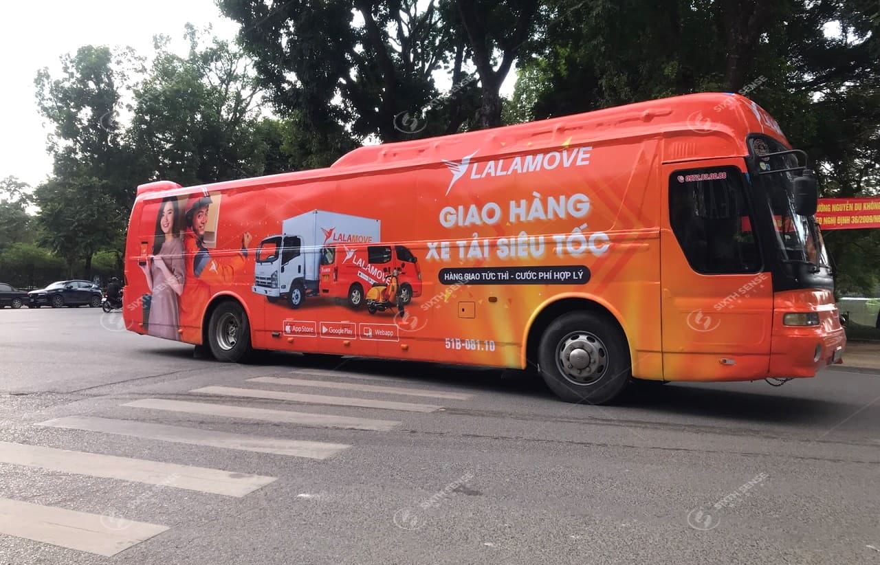Lalamove quảng cáo roadshow trên xe 45 chỗ