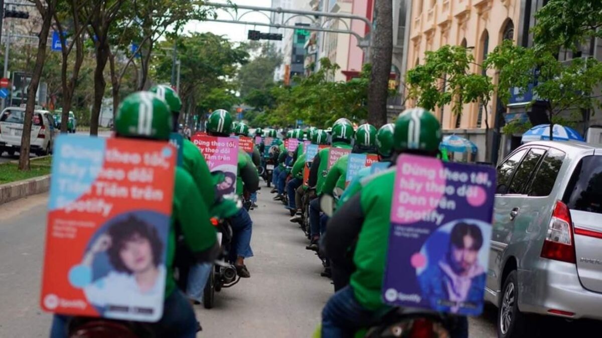 오토바이 광고: 거리 곳곳에서 브랜드를 알리다