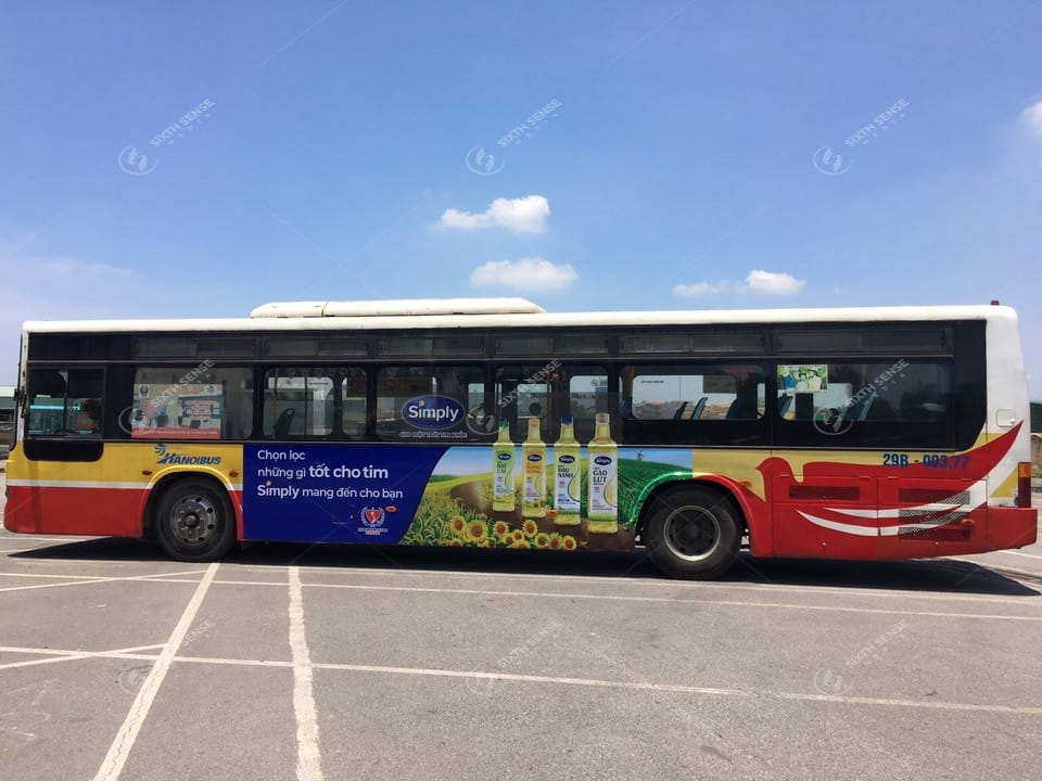 全国展開のバス広告：バスがあるところには、第六感がある！