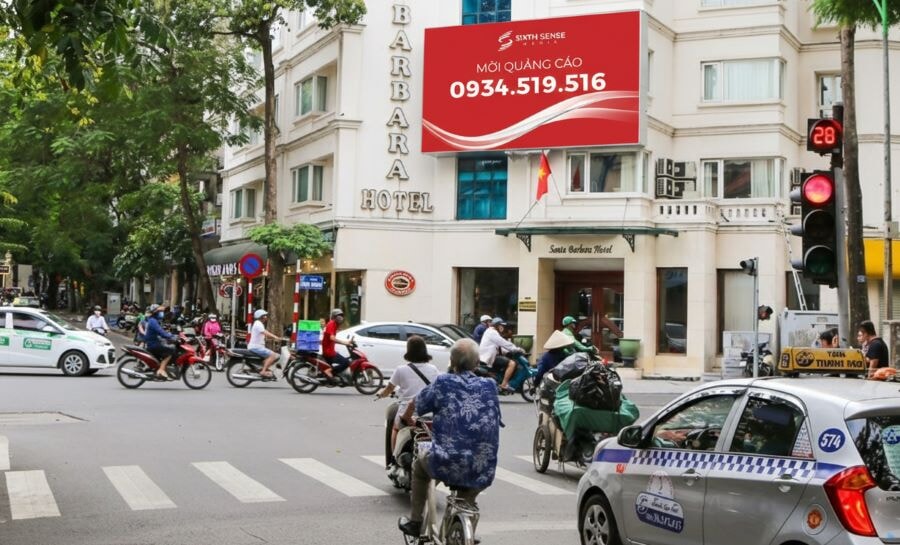 Màn hình led tại Nút giao Quán Thánh – Hàng Bún, Hà Nội