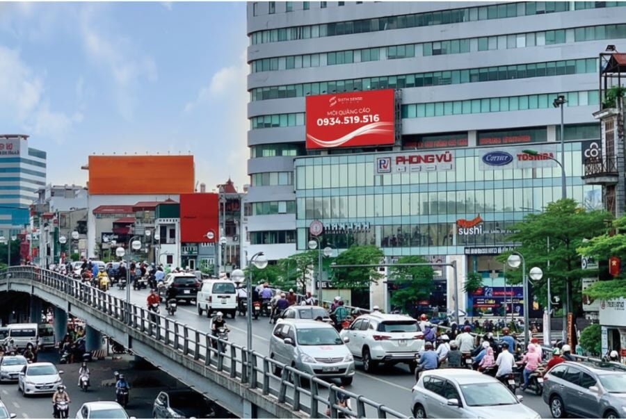 Màn Led nút giao Thái Hà – Chùa Bộc, Hà Nội