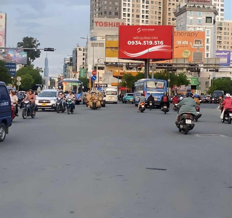 Màn led tại Đảo cỏ Nút giao Nguyễn Văn Trỗi – Hoàng Văn Thụ, TPHCM