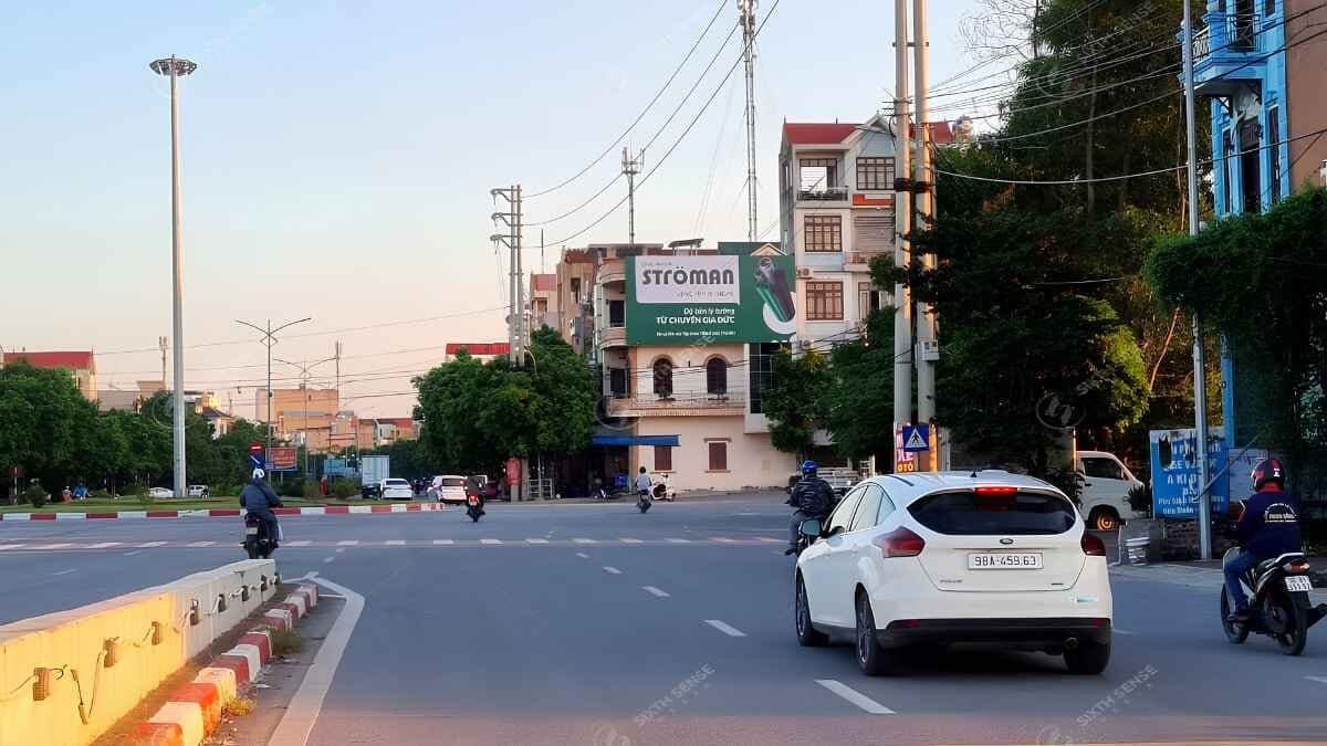 Quảng Cáo OOH Với Pano Ốp Tường Cho Stroman