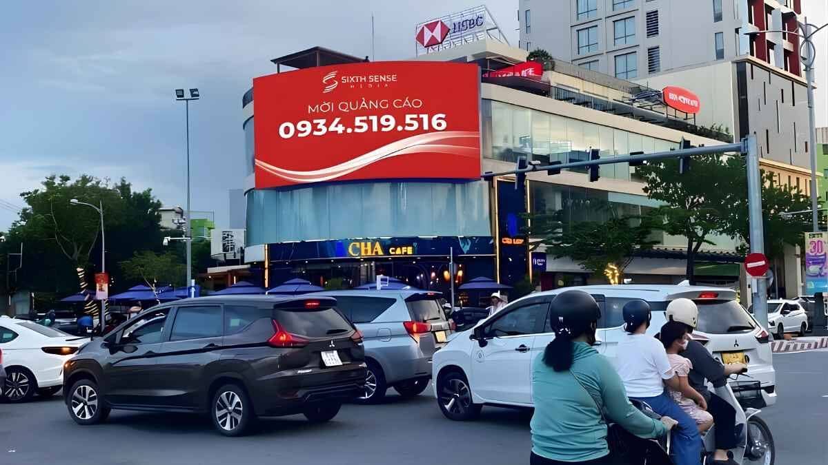 Mối Quan Hệ Giữa DOOH Và OOH Là Gì