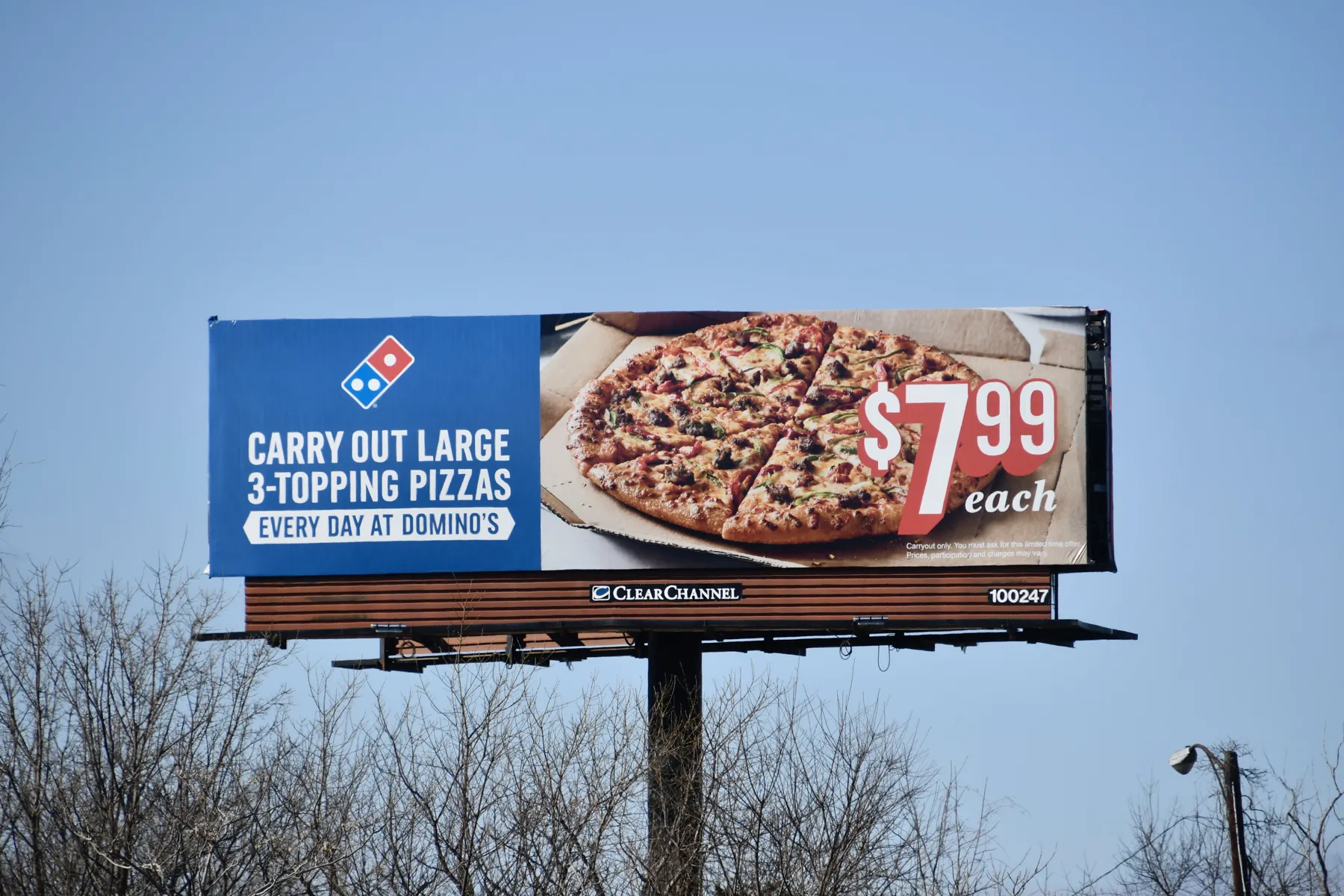 #13. Billboard quảng cáo pizza nổi bật với thiết kế đơn giản, hiển thị rõ ưu đãi giá 7.99 USD cho pizza 3 topping