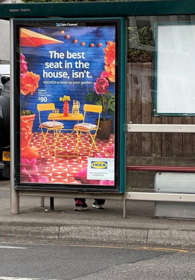 #16. Biển quảng cáo ngoài trời tại trạm xe buýt của IKEA, hiển thị bộ bàn ghế sân vườn với thông điệp sáng tạo