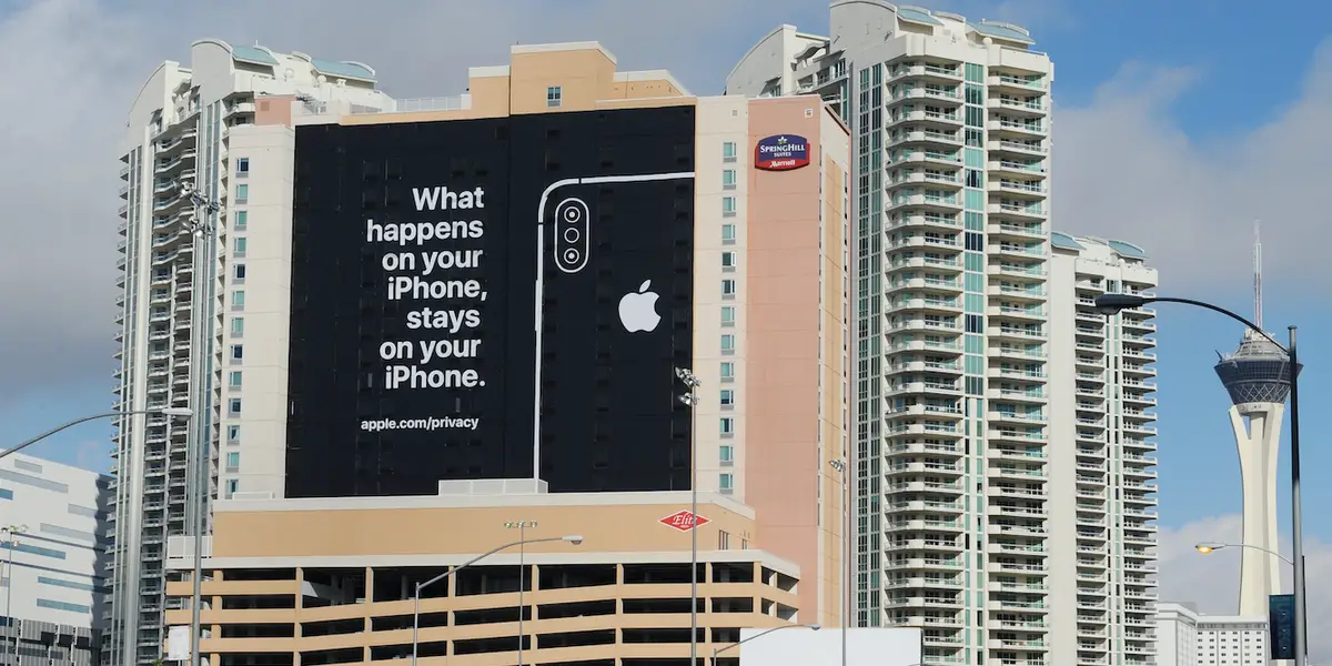 #19. Biển quảng cáo ngoài trời của thương hiệu Apple nổi tiếng trên thế giới