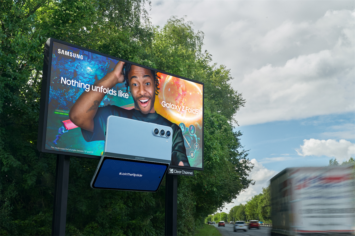 #22. Biển quảng cáo ngoài trời của thương hiệu Samsung với điện thoại Galaxy Z Fold5 
