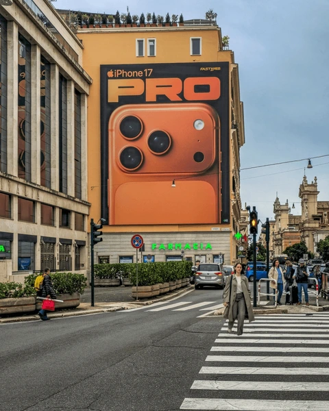 #25. Biển quảng cáo ngoài trời sáng tạo đẹp mắt của điện thoại iPhone 17 Pro