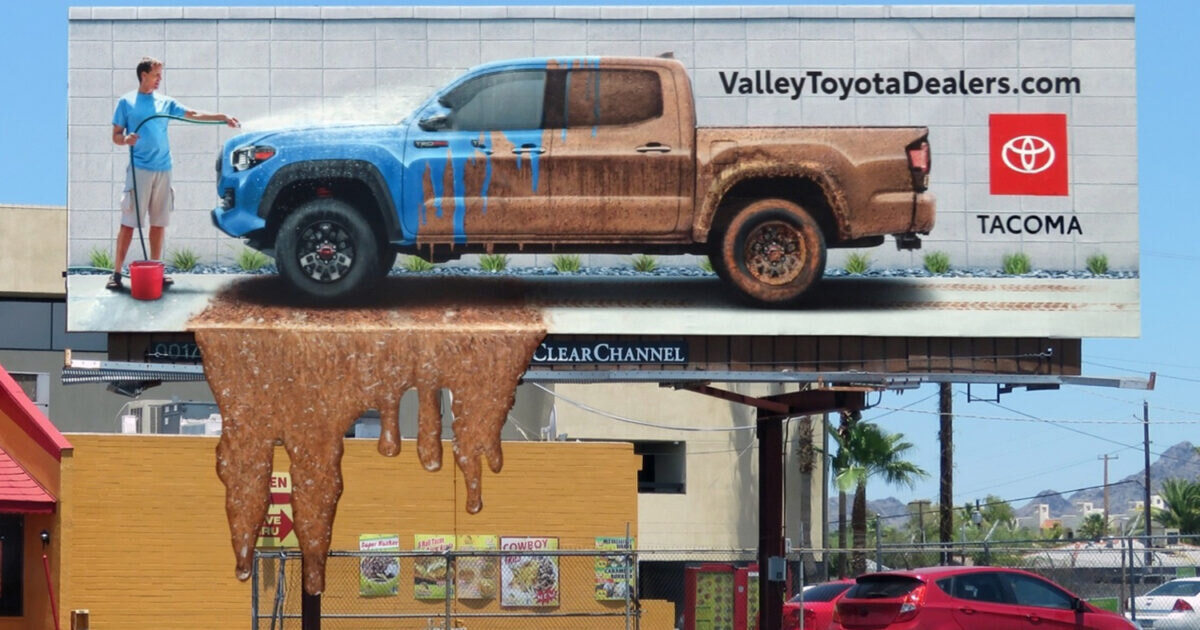 #29. Biển quảng cáo ngoài trời hãng xe Toyota độc lạ