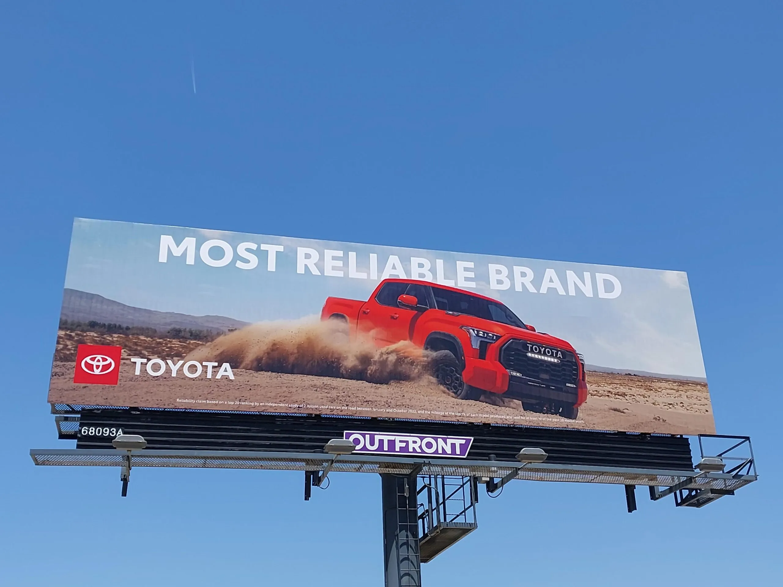 #32. Biển quảng cáo ngoài trời của chiếc xe nhãn hàng Toyota năng động