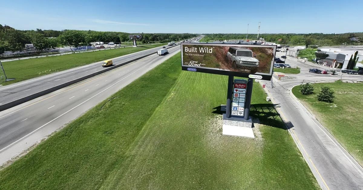 #33. Biển quảng cáo ngoài trời của hãng xe Ford