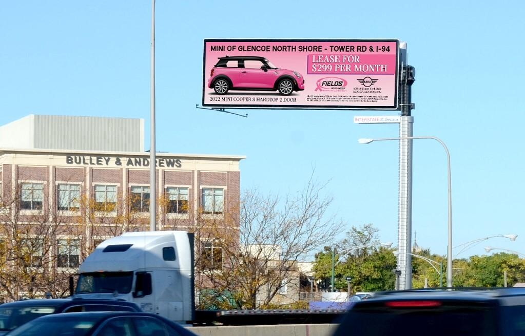 #34. Biển quảng cáo ngoài trời ấn tượng của hãng xe màu hồng xinh xắn