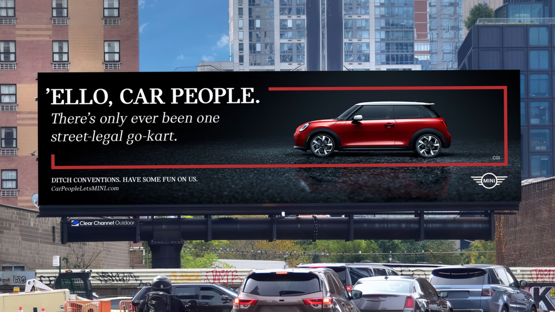 #38. Biển quảng cáo ngoài trời ngay cầu đi bộ với dòng chữ nổi bật