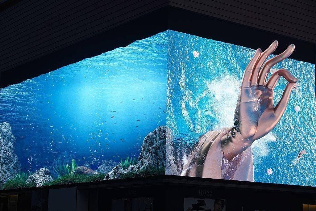Biển quảng cáo ngoài trời này là một dạng màn hình LED 3D (DOOH) được lắp đặt ở góc tòa nhà