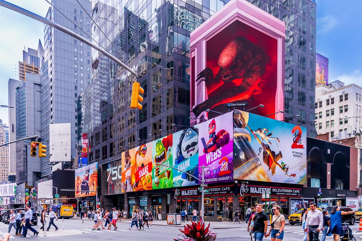 Biển quảng cáo ngoài trời trong ảnh là một tổ hợp billboard và màn hình LED quy mô lớn được đặt tại góc giao lộ đông đúc giữa các tòa nhà cao tầng