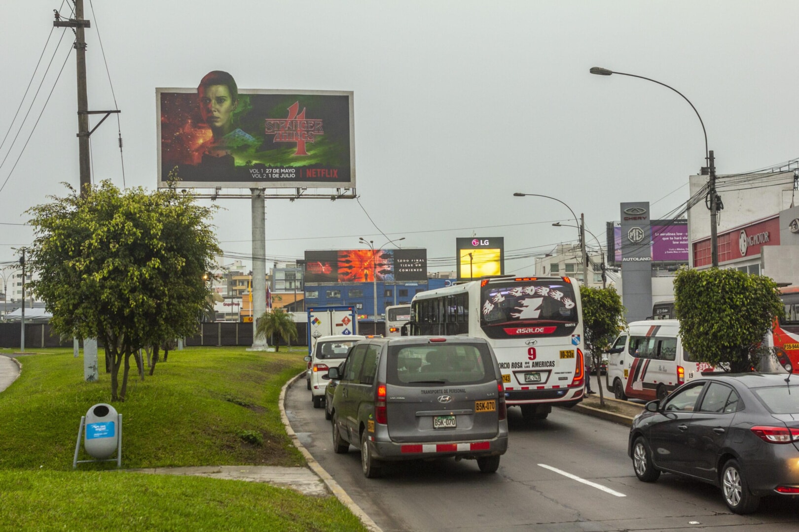 #61. Biển quảng cáo ngoài trời mô tả lịch chiếu bộ phim trên NetFlix