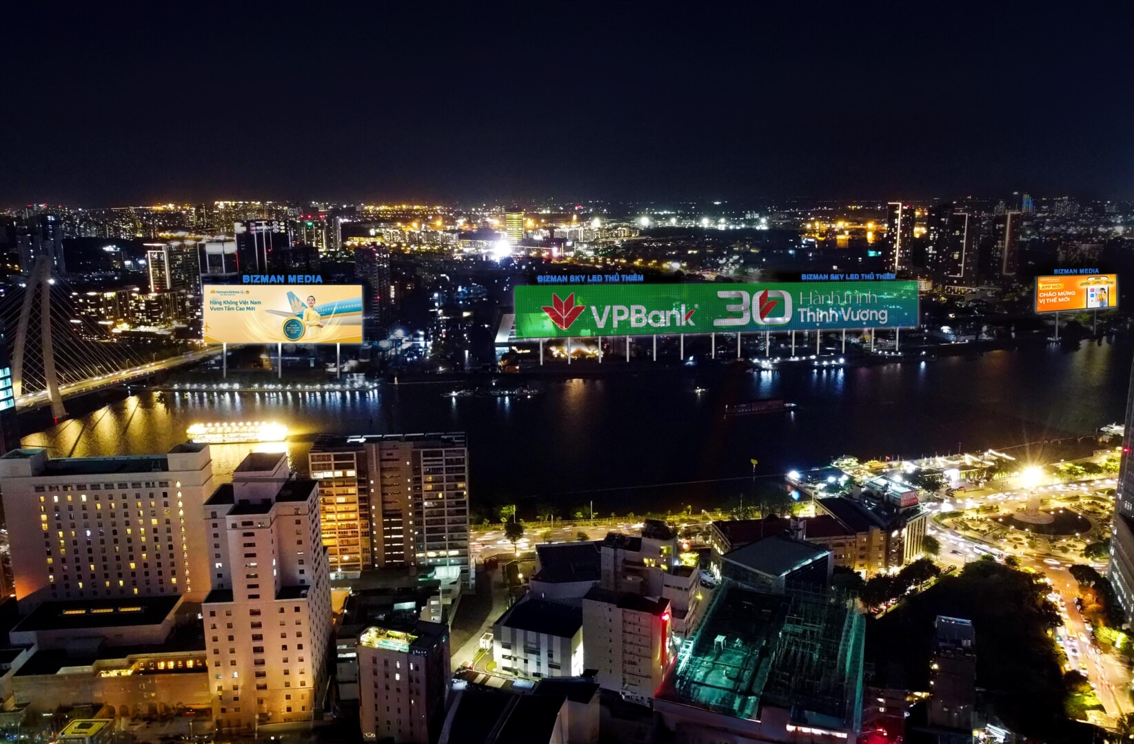 Biển quảng cáo ngoài trời của ngân hàng VP Bank dưới ảnh đèn của thành phố (Nguồn: Internet)