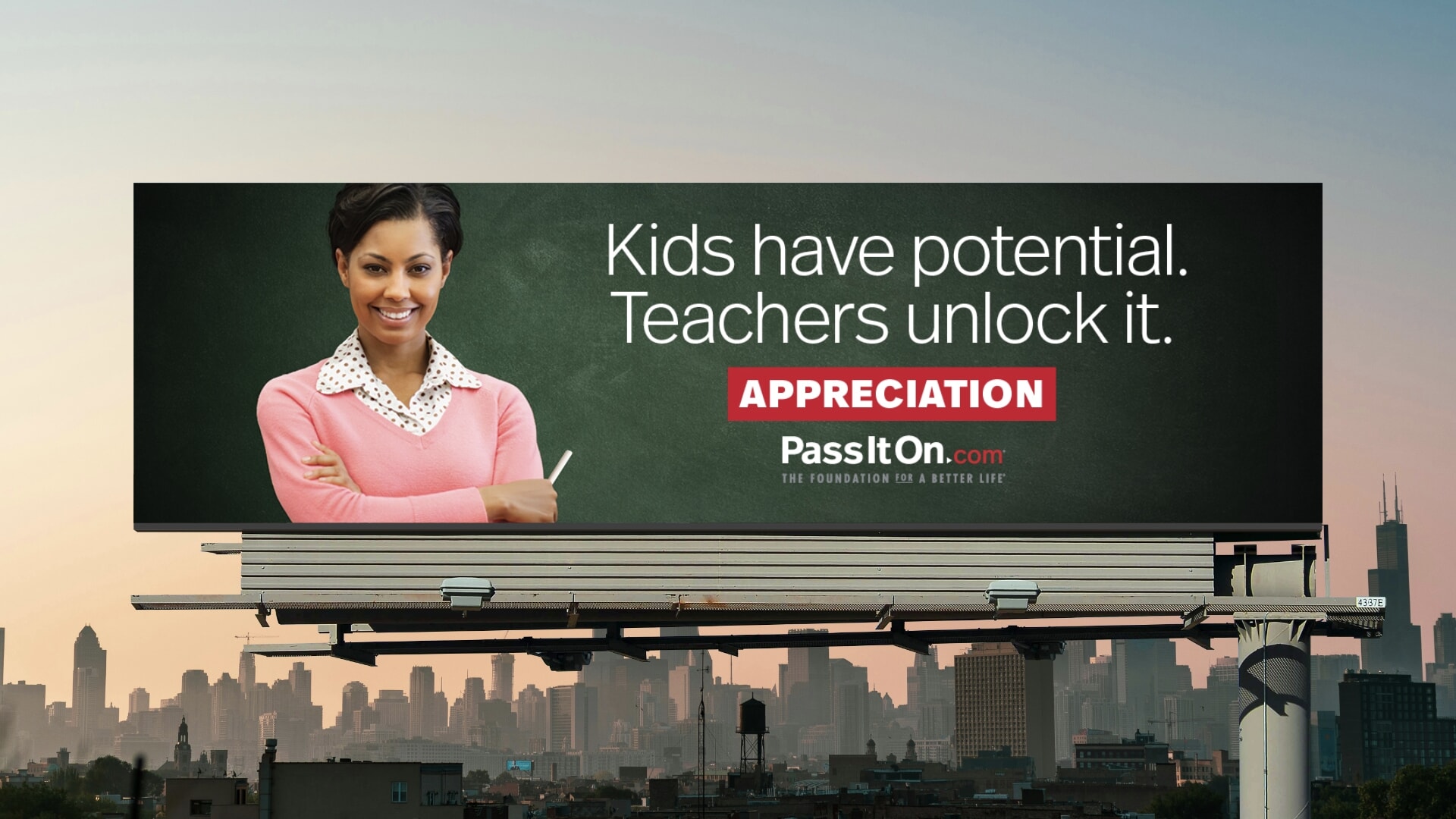 Biển quảng cáo ngoài trời với cụm từ thu hút "Kids have potential. Teachers unlock it"