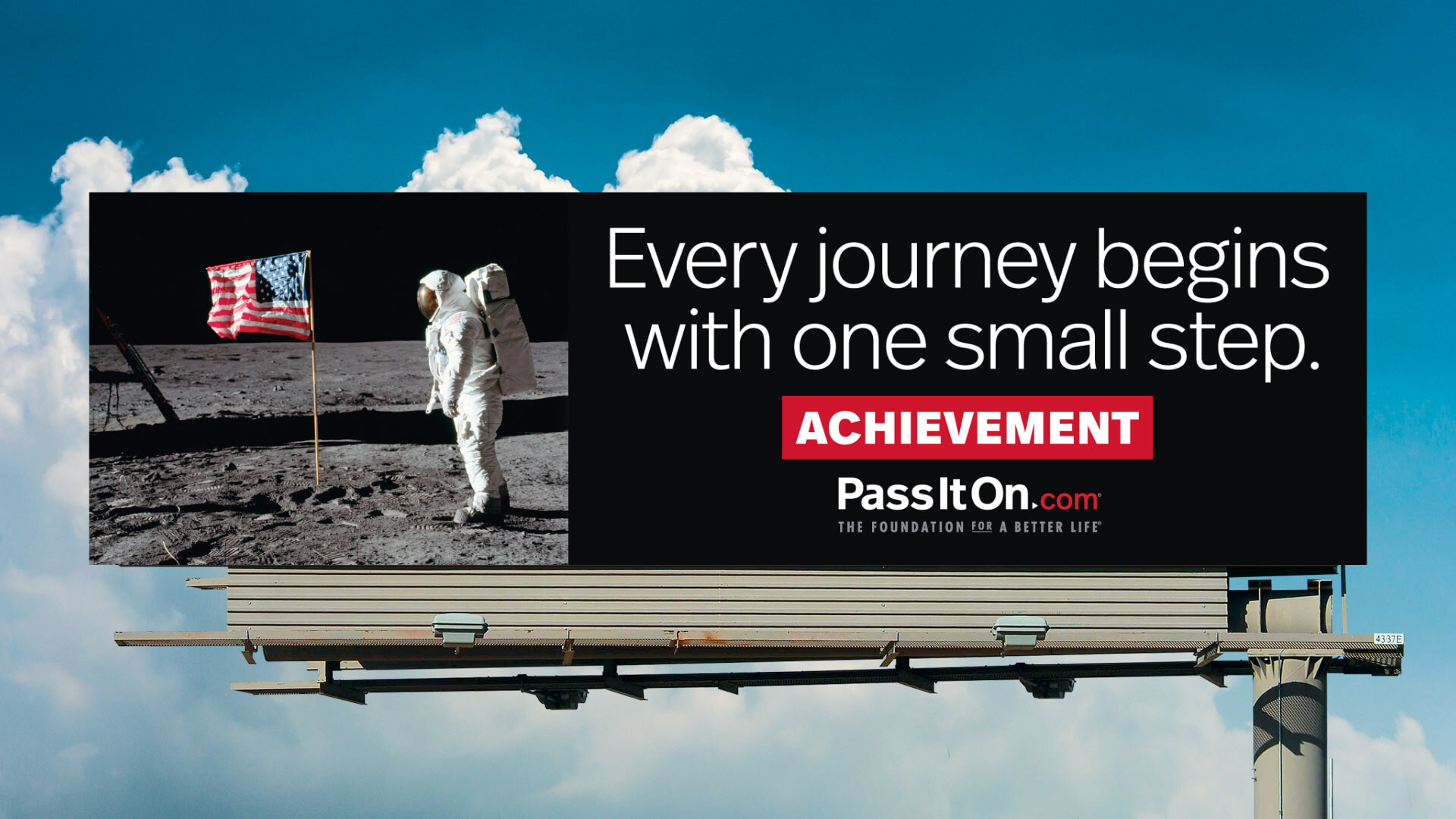 Biển quảng cáo ngoài trời với hình ảnh người du hành ngoài hành tinh