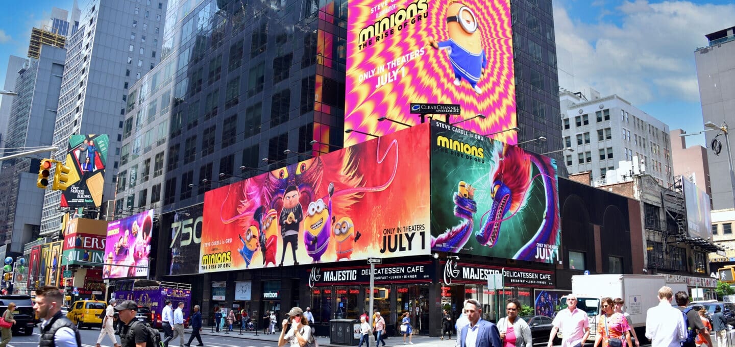 #92. Biển quảng cáo LED rực rỡ giữa phố đông hiển thị chiến dịch phim hoạt hình Minions: The Rise of Gru với màu sắc sống động, thu hút sự chú ý của người đi đường.