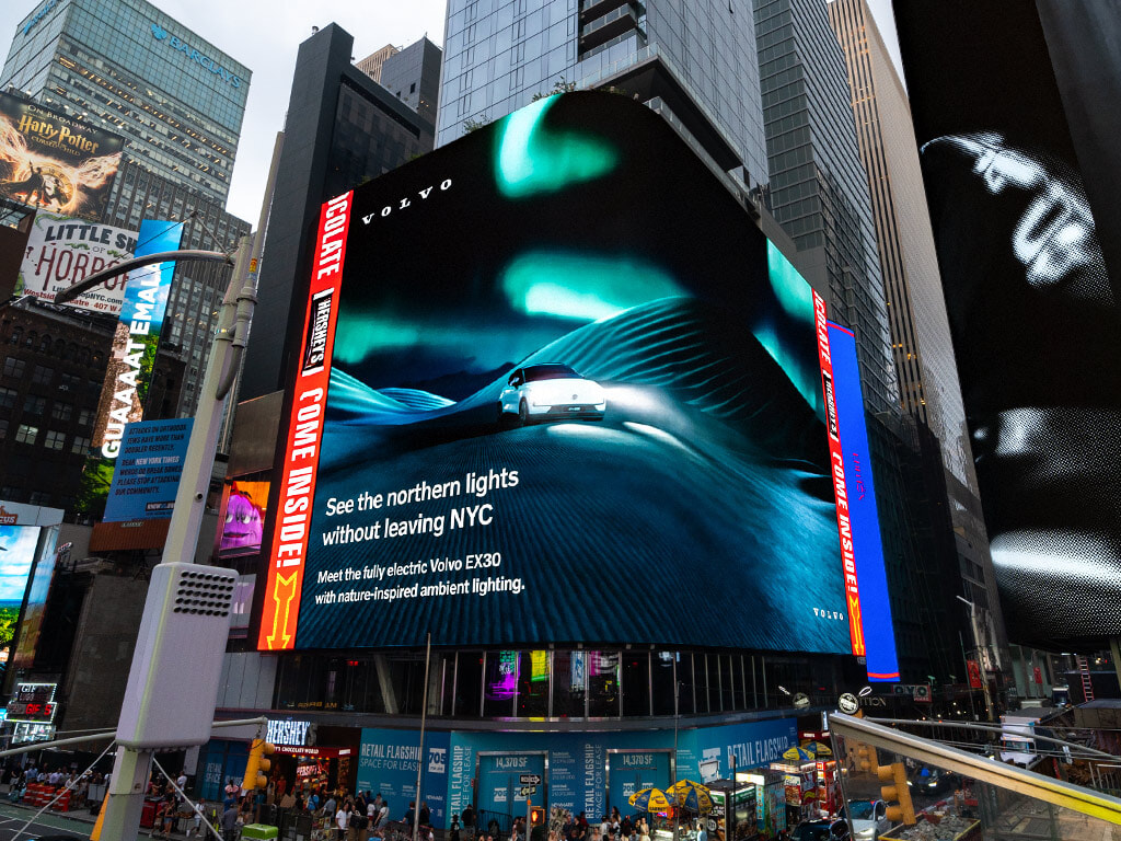 #96. Quảng cáo ngoài trời với dòng xe máy Volvo EX30 với hình ảnh tinh tế sống động (Nguồn: Internet)