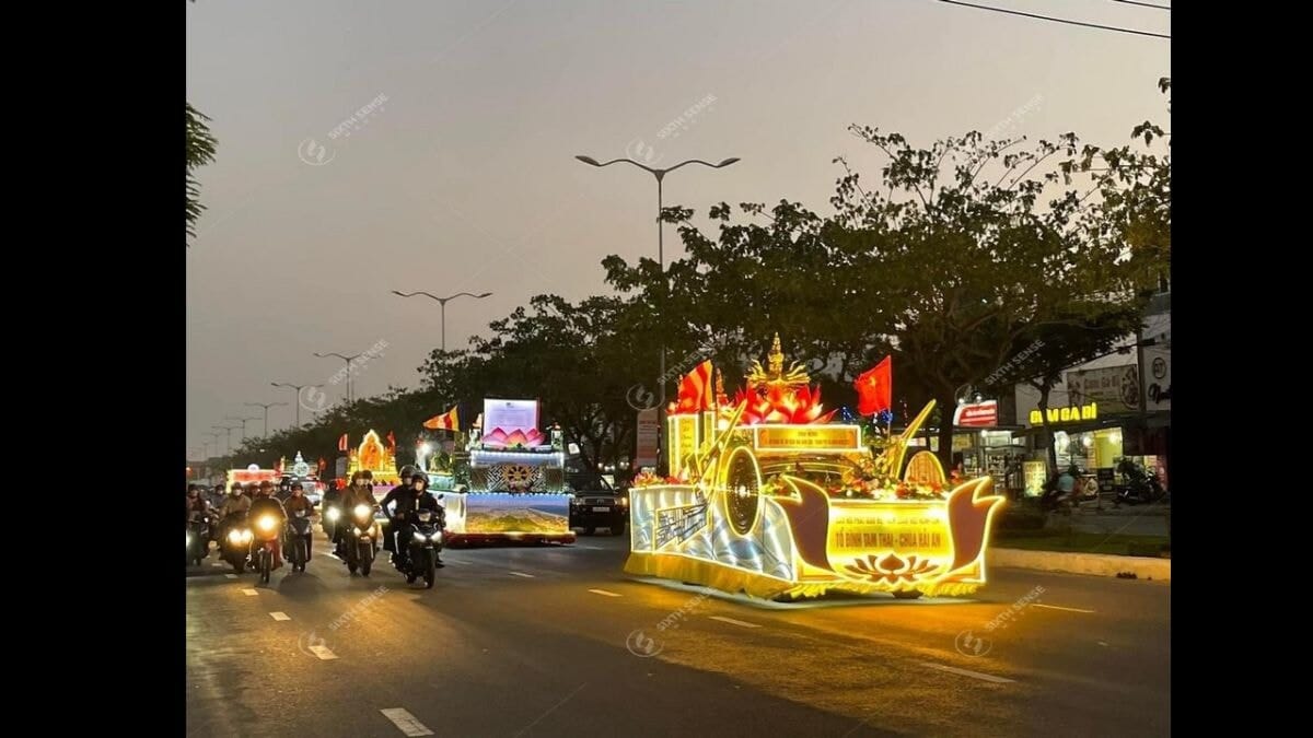 Các Hình Thức Quảng Cáo Trên Phương Tiện Giao Thông- Trang trí xe diễu hành