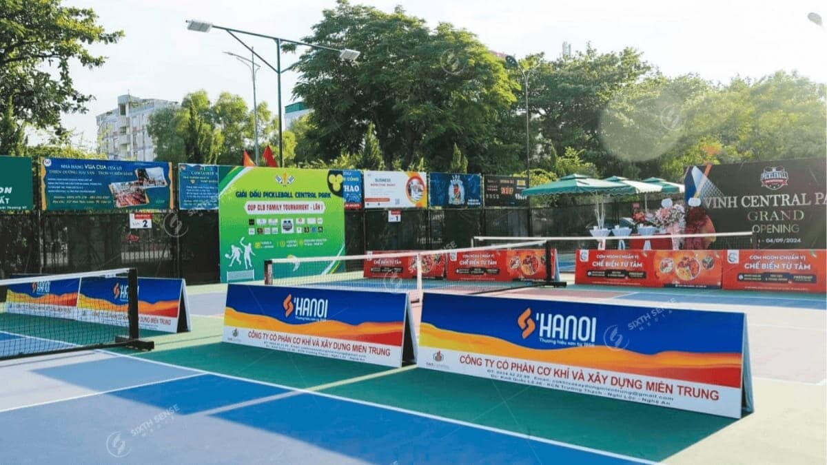 Các Hình Thức Quảng Cáo Trong Sân Pickleball- Branding Bảng Điểm Và Khu Vực Thi Đấu 