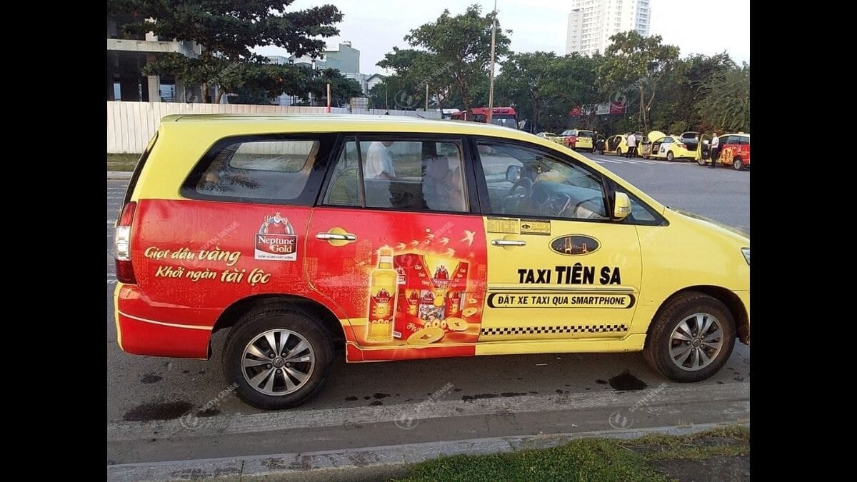 Các Hình Thức Quảng Cáo Taxi- Dán Tràn Đuôi Hoặc Từ Cửa Sau Đến Đuôi Xe 