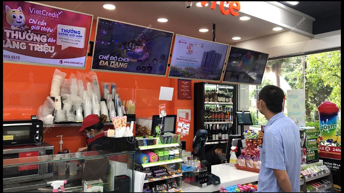 Các Hình Thức Quảng Cáo Ở Cửa Hàng Tiện Lợi- Màn hình quảng cáo trong cửa hàng