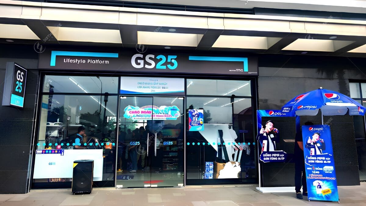 Các Hình Thức Quảng Cáo Ở Cửa Hàng Tiện Lợi- Standee Tại Cửa Ra Vào

