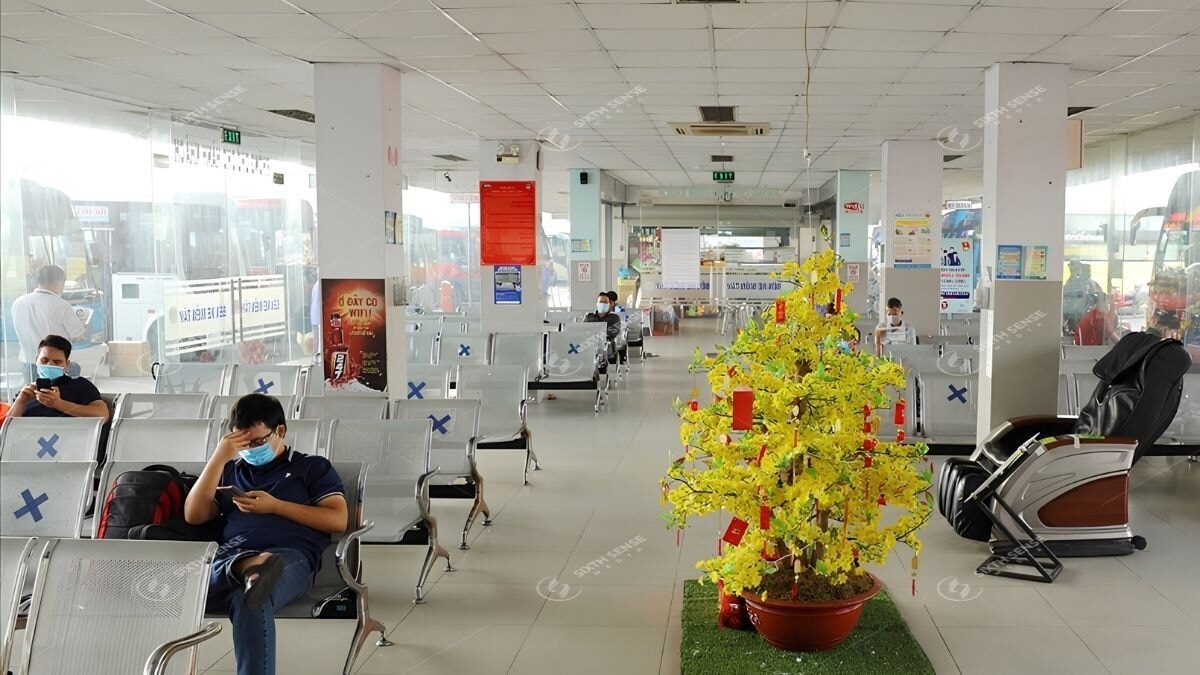 Quảng Cáo Trên Cột, Tường, Hành Lang Và Khu Vực Chờ
