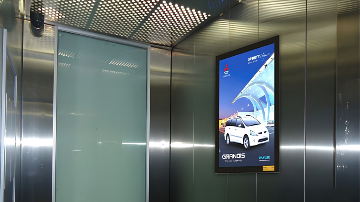 Standee Điện Tử Và Màn Hình Tại Sảnh
