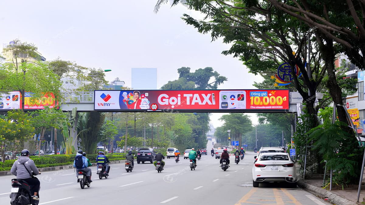 Quảng Cáo Trên Cầu Vượt Đi Bộ Là Gì?