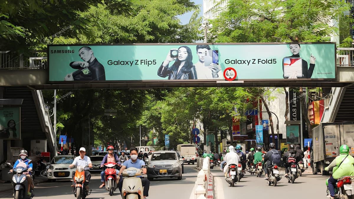 Quy Định Khi Quảng Cáo Trên Cầu Đi Bộ