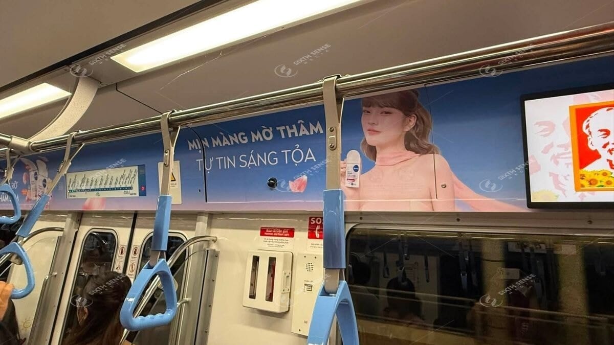 Poster Và Banner Bên Trong Toa Tàu 