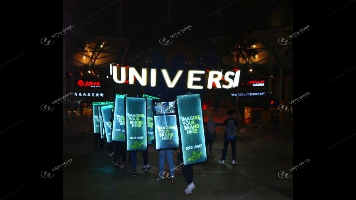 Các Hình Thức Tổ Chức Roadshow Đi Bộ- Human Billboard Cầm Bảng Quảng Cáo