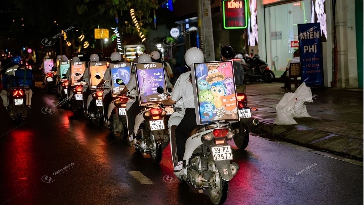 Roadshow Xe Máy Gắn Bảng Quảng Cáo Sau Xe 