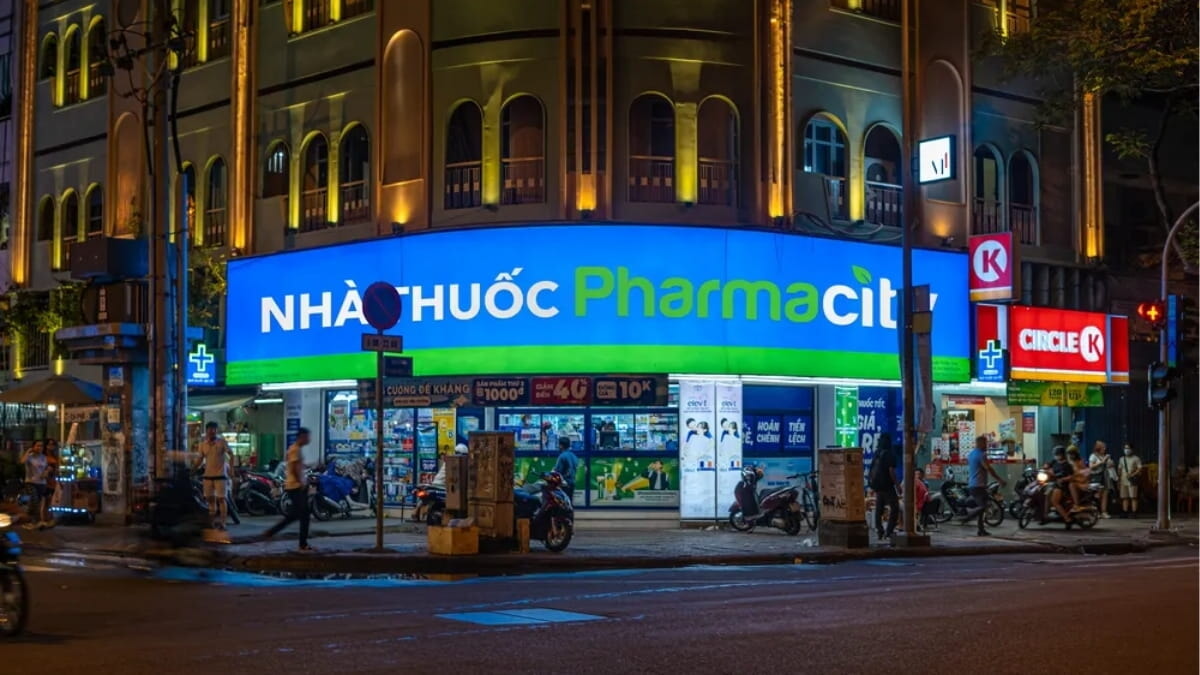 Quảng Cáo Biển Bảng Và Hộp Đèn Bên Ngoài Nhà Thuốc 