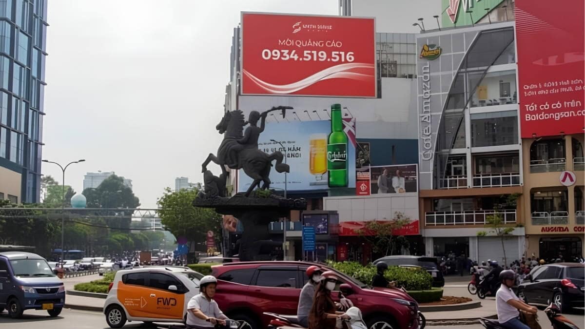 Quảng Cáo Billboard LED Tại Vòng Xoay Phù Đổng, Quận 1, TPHCM