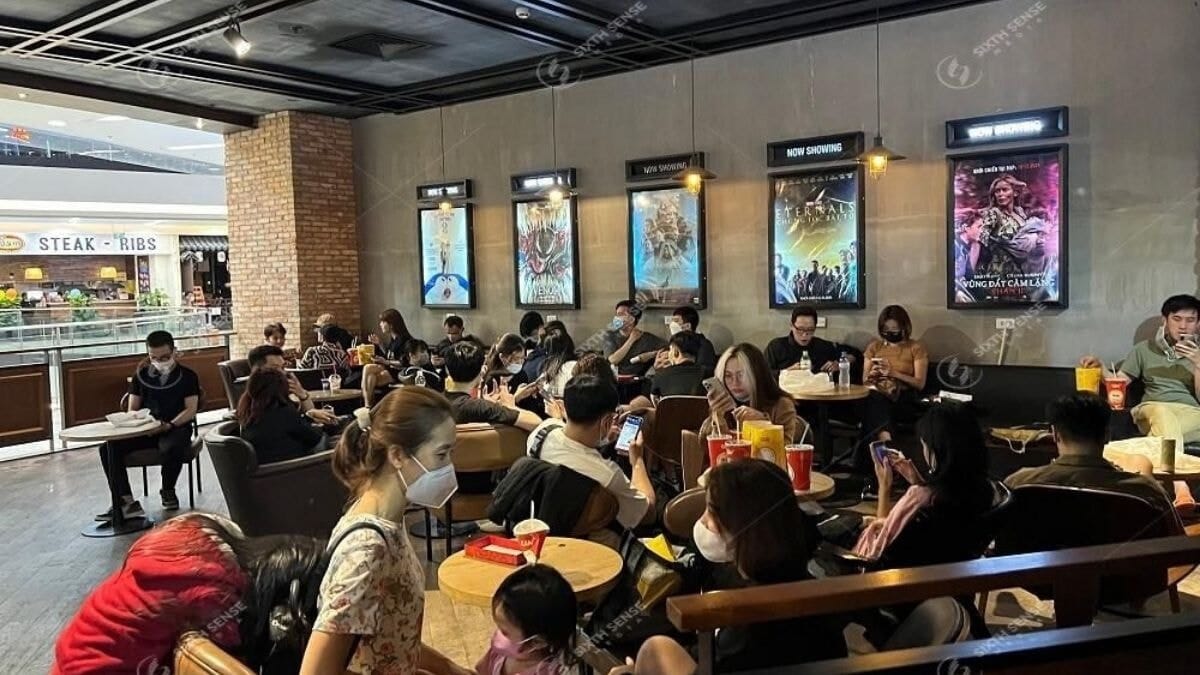 Biển quảng cáo trong rạp chiếu phim