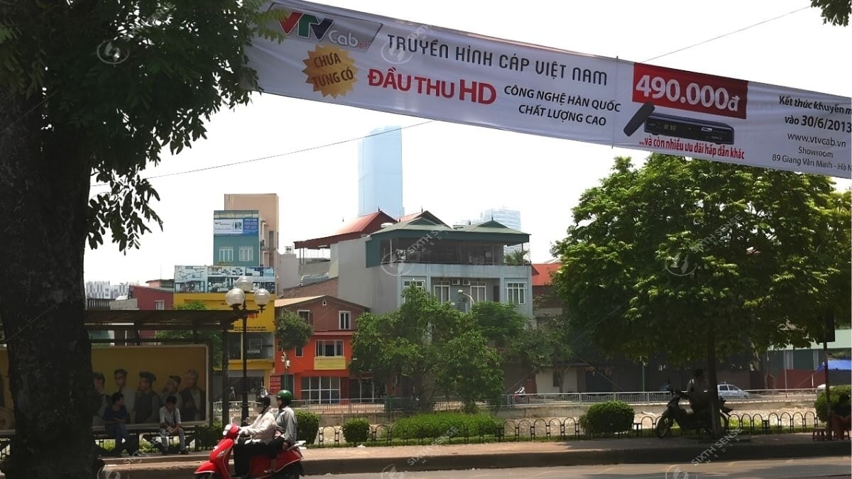 Hình Thức Ăn Treo Băng Rôn Quảng Cáo- Treo băng rô ngang