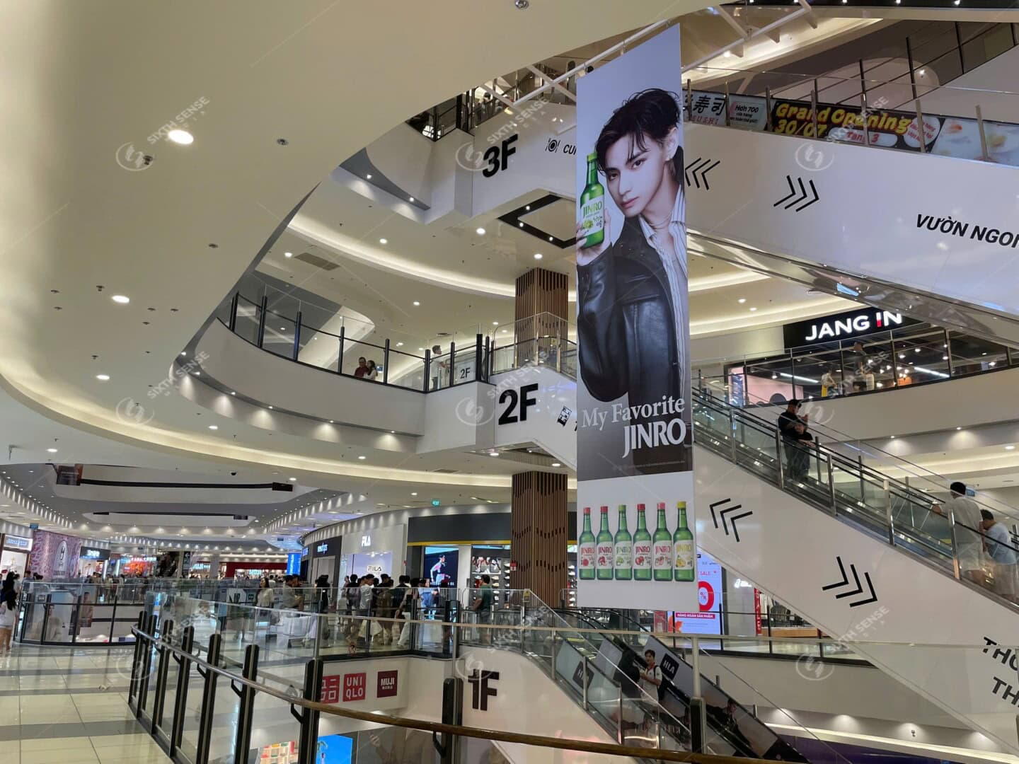 Jinro Chiem Tron Tam Nhin Tai Aeon Mall Voi Quang Cao Banner Tha Tran 10