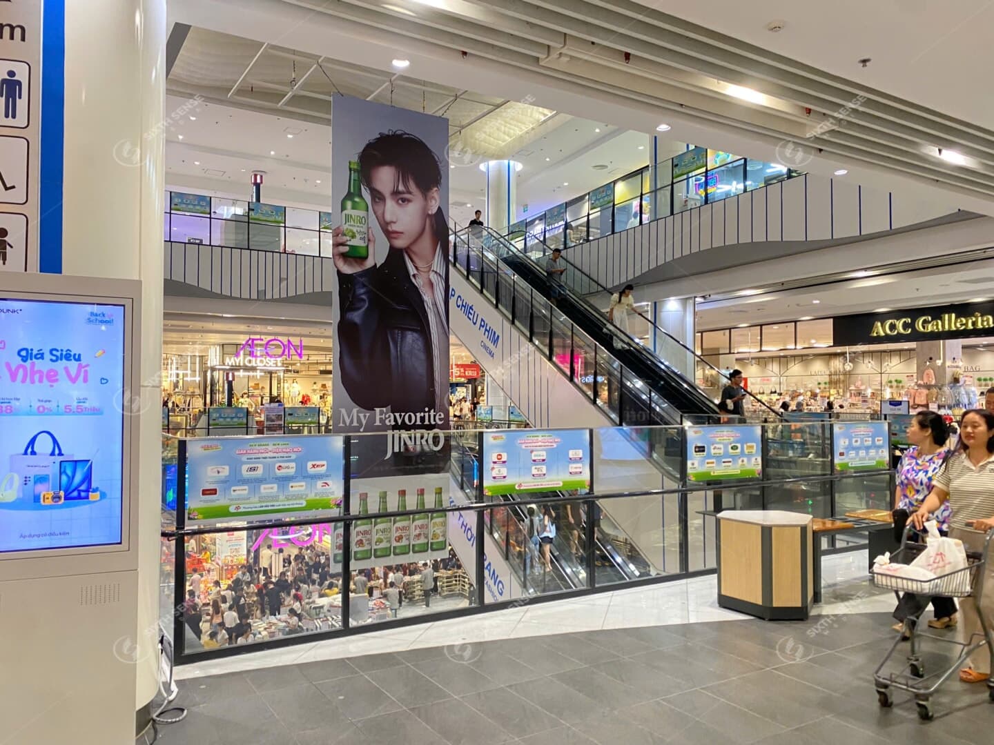 Jinro Chiem Tron Tam Nhin Tai Aeon Mall Voi Quang Cao Banner Tha Tran 4