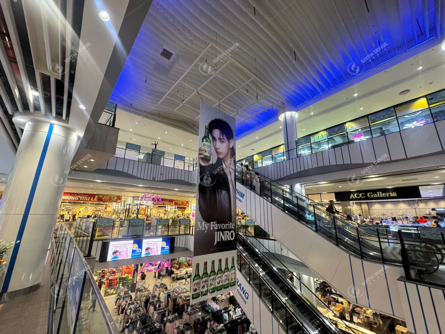 JINRO、大型吊り下げバナー広告でAEON Mallの視線を独占