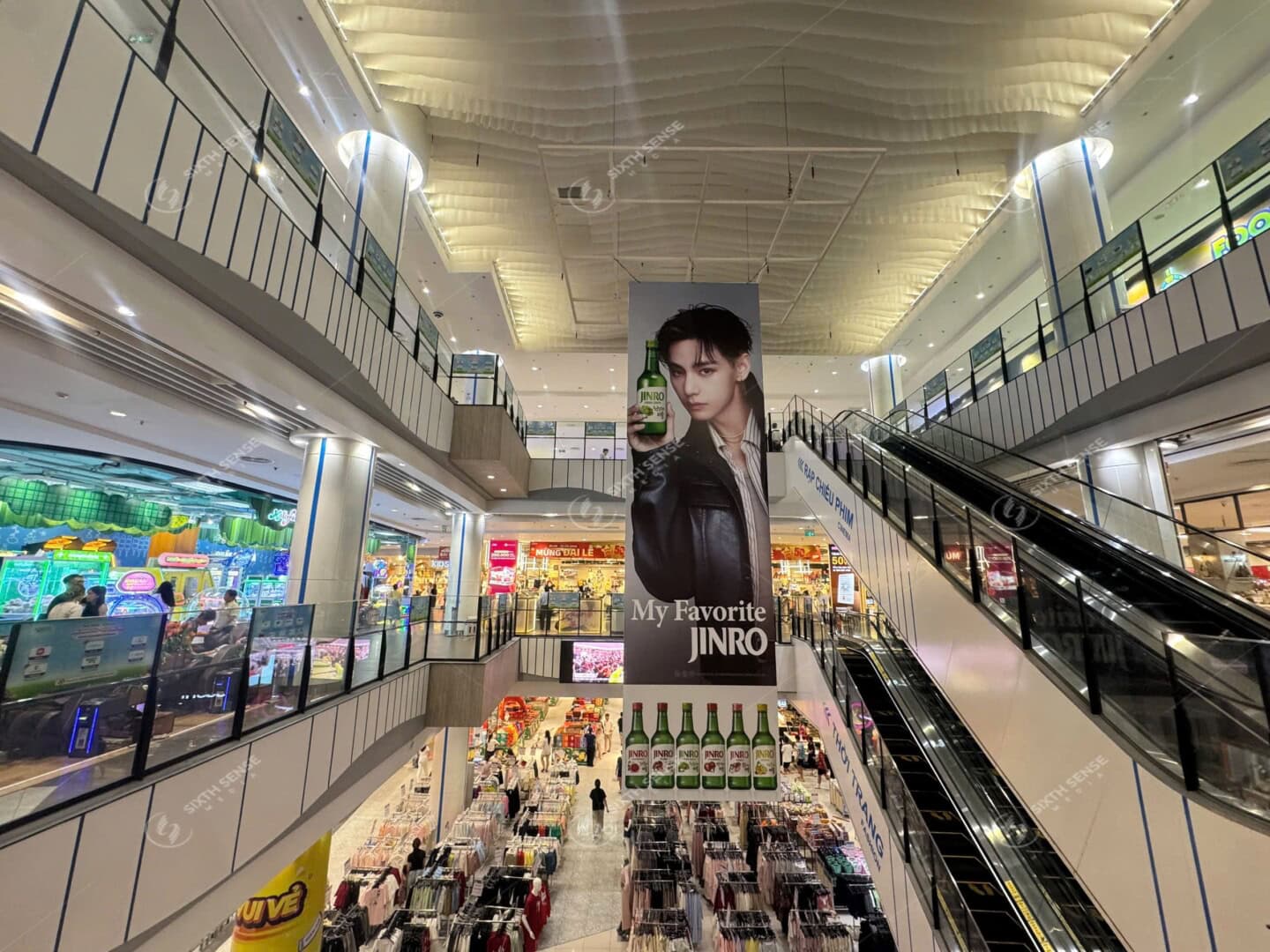 Jinro Chiem Tron Tam Nhin Tai Aeon Mall Voi Quang Cao Banner Tha Tran 7