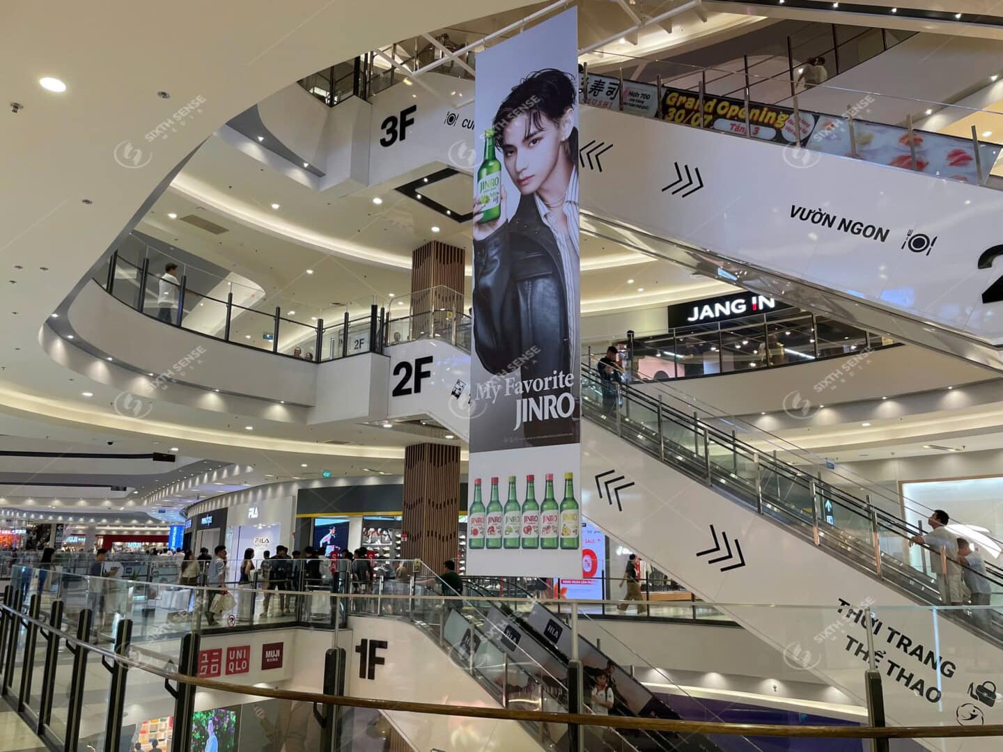 Jinro Chiem Tron Tam Nhin Tai Aeon Mall Voi Quang Cao Banner Tha Tran 9